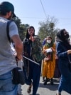 تصویر آرشیف: طالبان مانع کار خبرنگارانی در کابل شده اند که از گردهمایی زنان گزارش تهیه می کردند