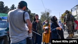 تصویر آرشیف: طالبان مانع فعالیت خبرنگاران در هنگام تصویر برداری از تظاهرات زنان در کابل شدند