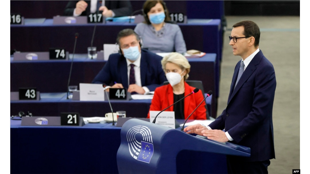Европарламент, 19 октября: Урсула фон дер Ляйен (в красном) слушает выступление Матеуша Моравецкого