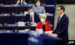 Прем'єр -міністр Польщі Матеуш Моравецький виступає з промовою у Європейському парламенті у Страсбурзі під час дебатів щодо кризи верховенства права в Польщі та першості права ЄС .19 жовтня 2021 року