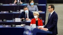 Mateusz Morawiecki lengyel miniszterelnök keményen kiosztotta az országát bírálókat a lengyelországi jogállamisági válságról és az uniós jog elsőbbségéről szóló vitán az Európai Parlamentben, Strasbourgban 2021. október 19-én