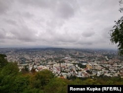 A georgiai főváros, Tbiliszi látképe a Mtatszminda-hegyről