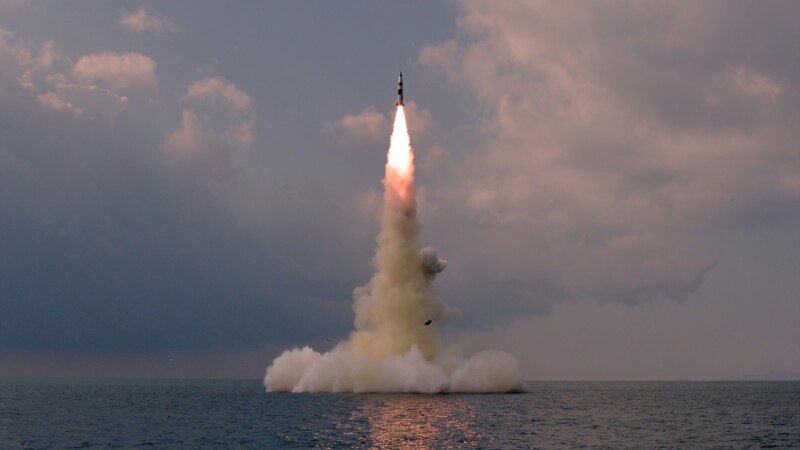 Koreja e Veriut kryen testime të reja të raketave balistike