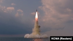 Фото, предположительно, испытания северокорейской ракеты морского базирования 