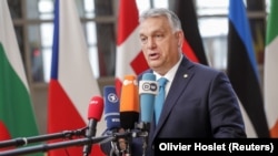 Прем’єр-міністр Угорщини Віктор Орбан звертається до ЗМІ під час прибуття на саміт лідерів ЄС у Брюссель, Бельгія, 21 жовтня 2021 року.