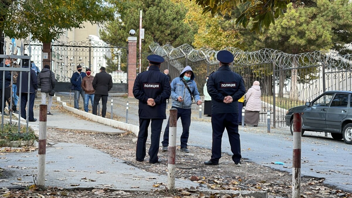 затриманих біля будівлі суду у Сімферополі доставили до слідчих ізоляторів