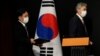 Сунь Кім (ліворуч) поспілкувався з журналістами після зустрічі зі своїм південнокорейським колегою, представником Південної Кореї з ядерних переговорів Но Ґю Дуком у Сеулі