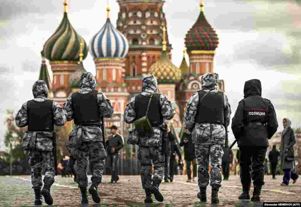 Orosz rendőrök és a nemzeti gárda tagjai járőröznek a Vörös téren Moszkvában október 20-án