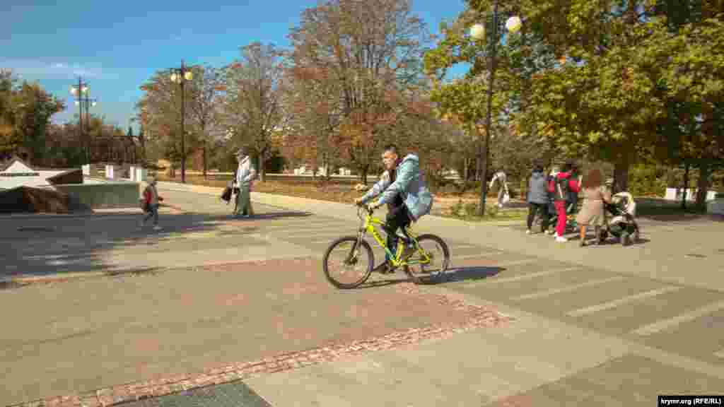 Велосипедисты тоже ездят по пешеходным аллеям и дорожкам