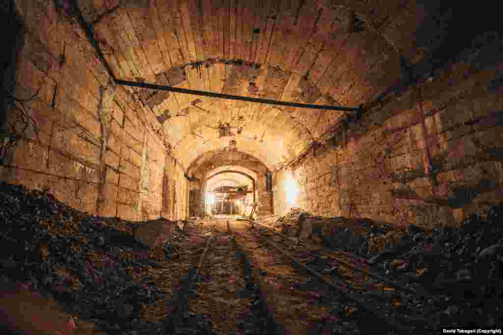 David Tabagari a început aventura subterană mânat de curiozitatea de a afla ce se ascunde în spatele gurilor de ventilație aflate la nivelul străzilor și a obținut informații de la diferite rețele de &bdquo;săpători&rdquo;. În fotografie:&nbsp;Şine de tren abandonate într-un tunel de sub Tbilisi. &nbsp;