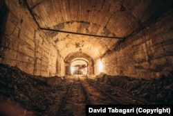 Elhagyatott vágányok egy Tbiliszi alatti alagútban