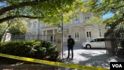 Službenici FBI -a ispred kuće ruskog oligarha Olega Deripaske u Washingtonu. 19. oktobra 2021. Fotografija: Glas Amerike