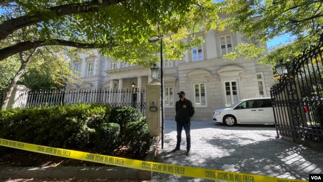 FBI əməkdaşları rusiyalı oliqarx Oleq Deripaskanın Vaşinqtondakı evinin qarşısında.