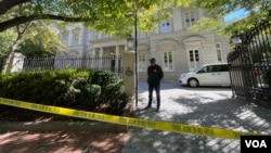 An FBI officer stands outside a house linked to Russian oligarch Oleg Deripaska in Washington on October 19. 