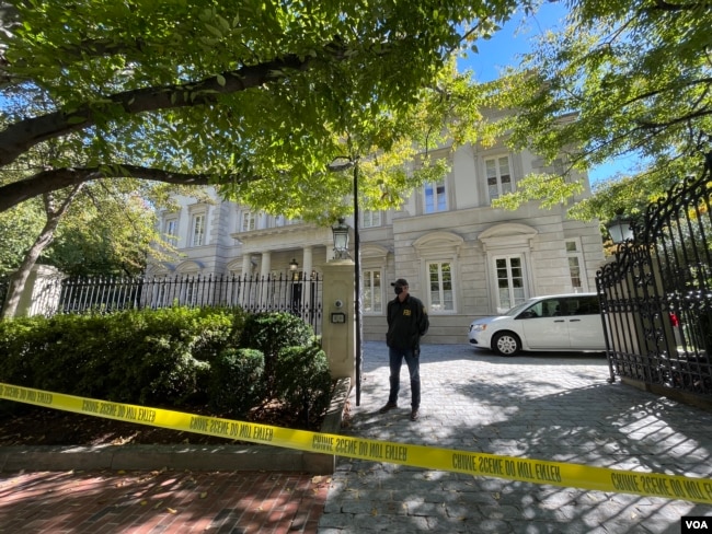 FBI officers are seen outside the home of Russian oligarch Oleg Deripaska in Washington in October 2021.