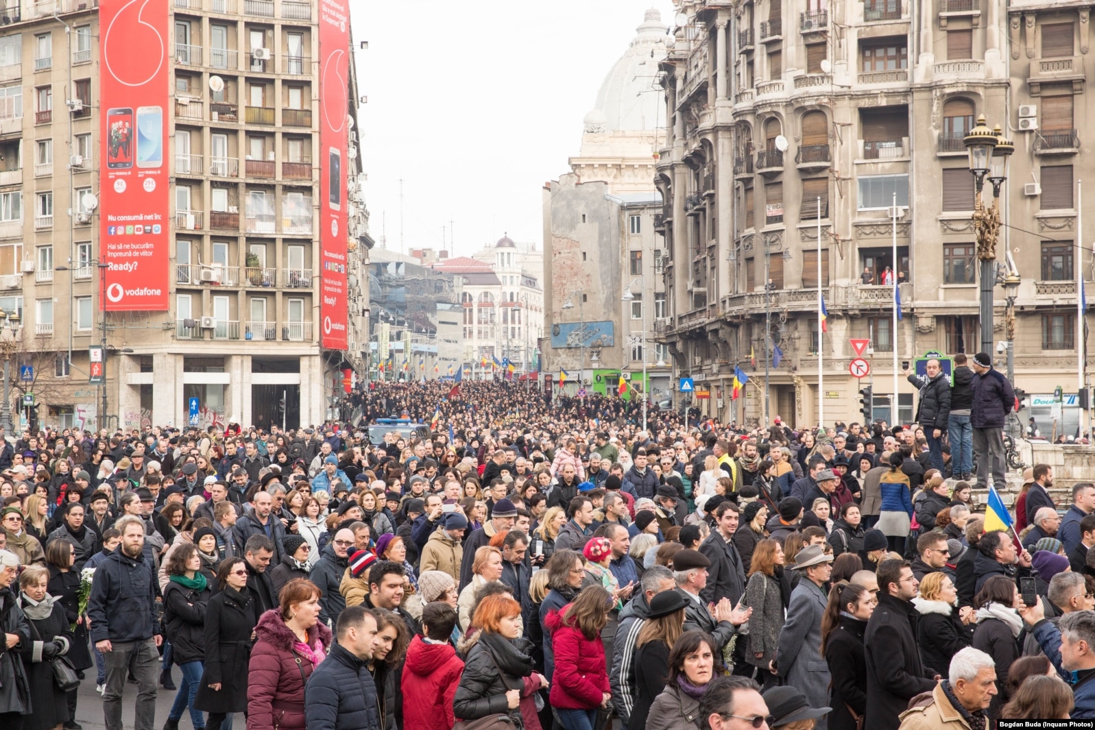 Oameni din toată țara au venit la București pentru a-l conduce pe ultimul drum. Aici, mulțimea își însoțește Regele de la Palatul Regal la Patriarhie, unde avea să se săvârșească slujba de înmormântare înainte de drumul final spre Curtea de Argeș - 16 decembrie 2017.