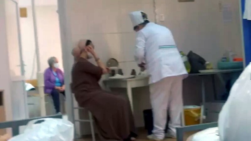 Türkmenistanda häkimiýetler ilaty koronawirusa garşy nobatdaky sanjymy kabul etmäge çagyrýar