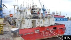 Изтегленият от скалите на Камен бряг кораб Vera Su вече е привързан за кея на кораборемонтен завод във Варна, 26 октомври 2021.