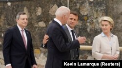 Президент Франции Эмман.эль Макрон, президент США Джо Байден, президент Европейской комиссии Урсула фон дер Ляен и премьер-министр Италии Марио Драги гуляют по набережной во время саммита G7 в Карбис-Бей, Корнуол. Великобритания, 11 июня 2021 года