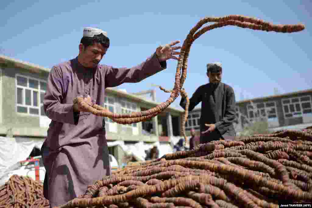 Trgovac sortira smokve za prodaju na veletržnici u Kandaharu, Pakistan.