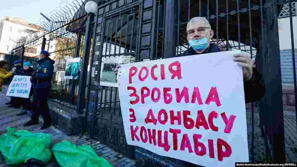 Під час протесту учасники акції тримали у руках плакати з написами: &laquo;Росія зробила з Донбасу концтабір&raquo;, &laquo;Росія вбиває&raquo;, &laquo;Кремль перекрив кисень!&raquo; та &laquo;Дайте доступ до вакцин&raquo;
