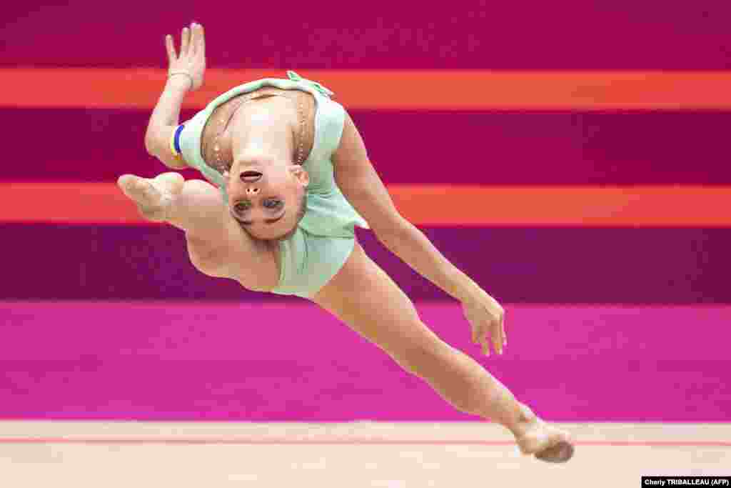Az ukrán Viktorija Onoprijenko gyakorlata a ritmikusgimnasztika-világbajnokságon Japánban&nbsp;
