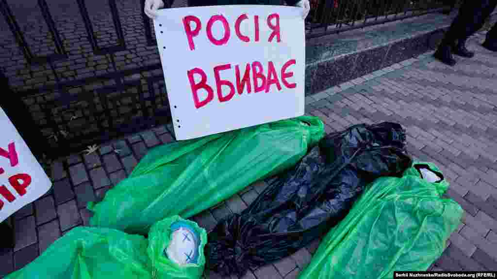 Міністерство закордонних справ України вже висунуло вимогу, щоб Росія забезпечила базові потреби населення на підконтрольних їй територіях, включно з адекватним захистом від коронавірусної хвороби COVID-19, та розблокувала роботу КПВВ на Донбасі