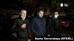 Адвокаты Эдем Семедляев (по центру), Назим Шейхмамбетов (справа) и Айдер Азаматов (слева)
