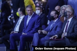 Klaus Iohannis a stârnit controverse după ce a fost fotografiat la Romexpo, în interior, fără a purta mască. S-a întâmplat la Congresul PNL.