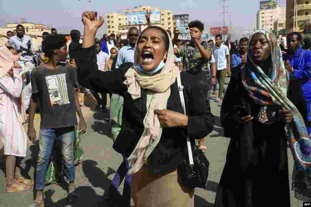 Sudanski demonstrant marširaju 60. ulicom u glavnom gradu Kartumu, u znak protesta zbog zatvaranja članova sudanske vlade, 25. oktobra 2021.