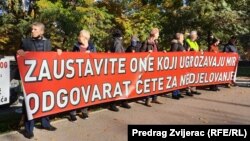 Граѓани протестираат пред Канцеларијата на високиот претставник во Босна и Херцеговина, Сараево, 25 октомври 2021 година.