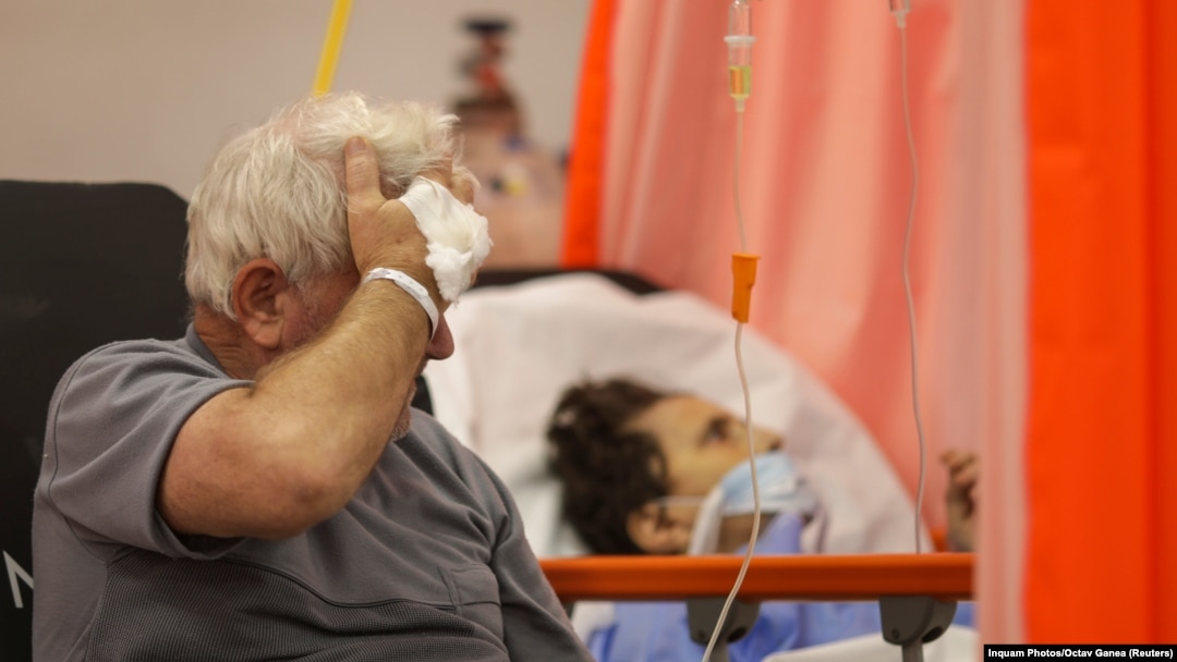 În perioada valului de infectări cu varianta Delta, mulți dintre pacienții grav bolnavi ajungeau să fie internați în afara sălilor de terapie intensivă din cauza numărului masiv de internări cu forme serioase ale bolii.
