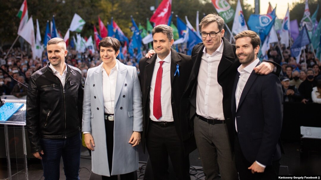 Șase partide de opoziție din Ungaria au propus un candidat unic pentru a-l înlocui pe Viktor Orbán în urma alegerilor din 3 aprilie. Márki-Zay Péter (centru) nu face parte din niciun partid iar unitatea opoziției este deja pusă sub semnul întrebării.