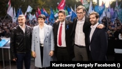 Șase partide de opoziție din Ungaria au propus un candidat unic pentru a-l înlocui pe Viktor Orbán în urma alegerilor din 3 aprilie. Márki-Zay Péter (centru) nu face parte din niciun partid iar unitatea opoziției este deja pusă sub semnul întrebării.