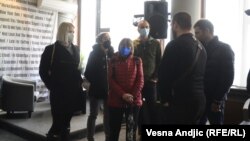 Aktivisti nevladinih organizacija sa nekadašnjom predsednicom Fonda za humanitarno pravo Natašom Kandić (u sredini) i organizatori konferencije na kojoj je traženo pomilovanje ubice premijera Zorana Đinđića ispred ulaza u salu za konferencije u Beogradu, 22. oktobar 2021.