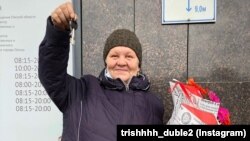 Жительница Омска Светлана Чернова с ключами от новой квартиры 