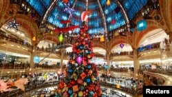 Різдвяна ялинка в універмагі Galeries Lafayette. Париж, Франція