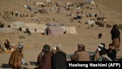 شماری از باشنده گان یک منطقه فقیر نشین در جنوب افغانستان 