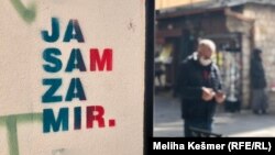 Plakati "Ja sam za mir" u starom dijelu Sarajeva, 20. oktobra, 2021. 