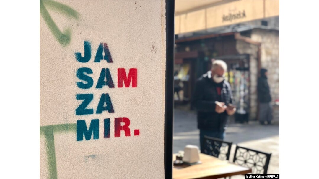 Графити во Сараево со порака „Мир“ на сите три локални јазици поради политичката реторика од босанскиот ентитет Република Српска, 20 октомври 2021 година.