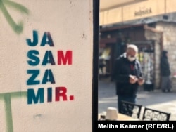 Графити во Сараево со порака „Мир“ на сите три локални јазици поради политичката реторика од босанскиот ентитет Република Српска, 20 октомври 2021 година.