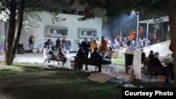 Избирачки одбори чекаат во двор на скопско средно училиште да предадат избирачки материјал 