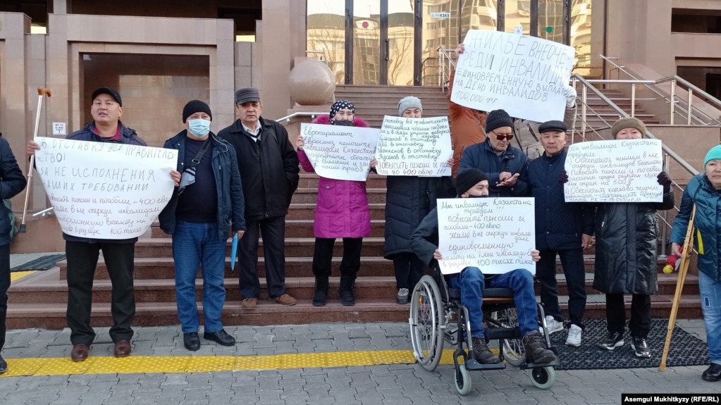 Акция в поддержку людей с ограниченными возможностями перед зданием министерства труда и социальной защиты. Нур-Султан, 25 октября 2021 года