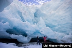 Вхід у природну порожнину льодовика Ямталфернер поблизу Гальтуера, Австрія. В льодовиках з’явилися гігантські крижані печери, що прискорюють процес танення. 15 жовтня 2021 року.