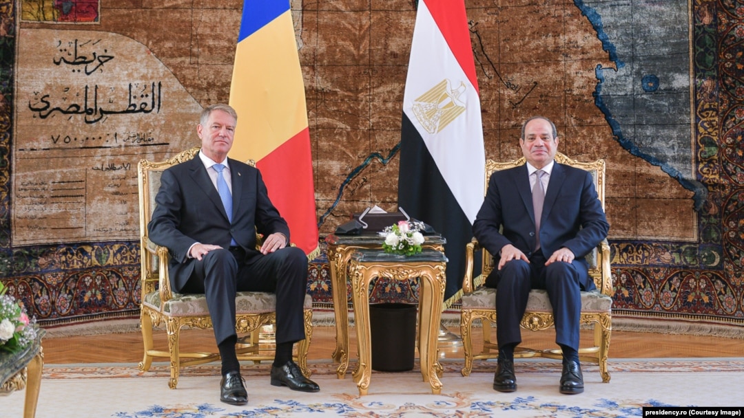 Președintele Klaus Iohannis participă la ceremonia oficială de primire organizată de Președintele Republicii Arabe Egipt, Abdel Fattah El-Sisi, cu ocazia unei vizite de stat la Cairo, Egipt.