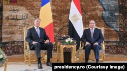 Președintele Klaus Iohannis participă la ceremonia oficială de primire organizată de Președintele Republicii Arabe Egipt, Abdel Fattah El-Sisi, cu ocazia unei vizite de stat la Cairo, Egipt.