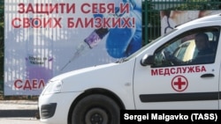 Возле здания горбольницы в Судаке разместили плакат с призывом вакцинироваться от коронавируса, Крым, октябрь 2021 года