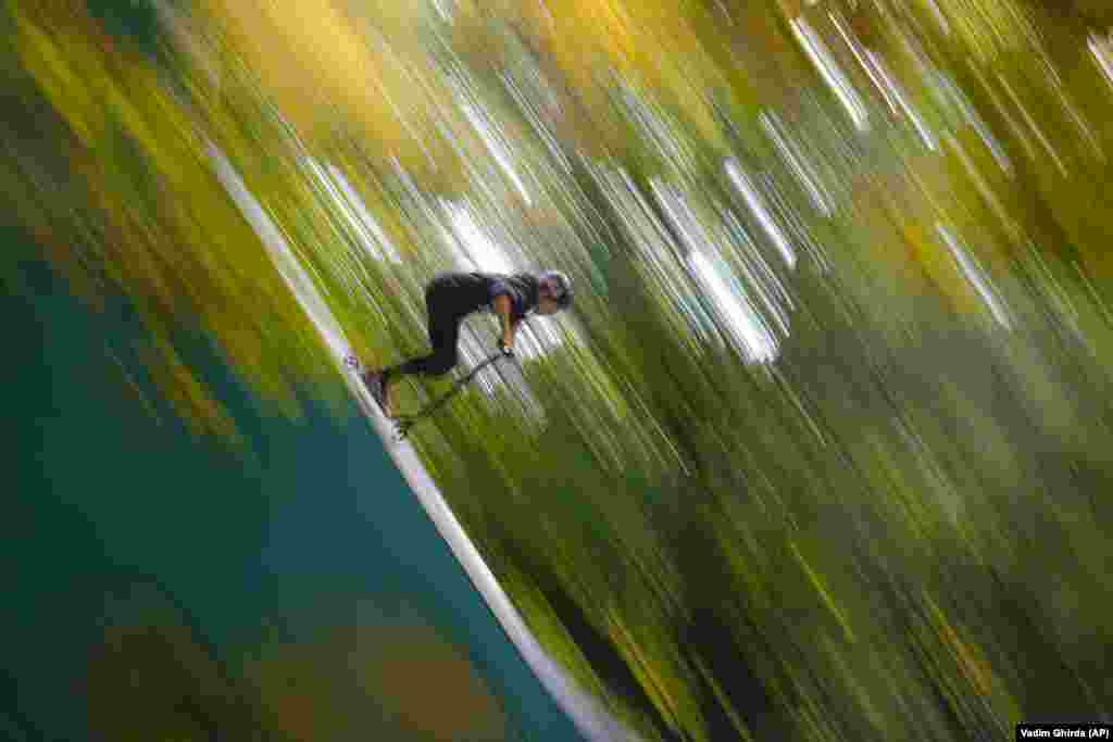 Дзіця дэманструе свае акрабатычныя навыкі на самакаце ў парку Бухарэста