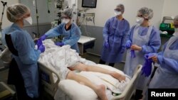 Ֆրանսիա - Բուժաշխատողները կորոնավիրուսով հիվանդին բուժօգնություն են ցուցաբերում Կամբրեի հիվանդանոցի ինտենսիվ թերապիայի բաժանմունքում, արխիվ