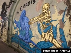 Graffiti Tbiliszi elhagyott, szovjet korabeli libegőállomásának falán